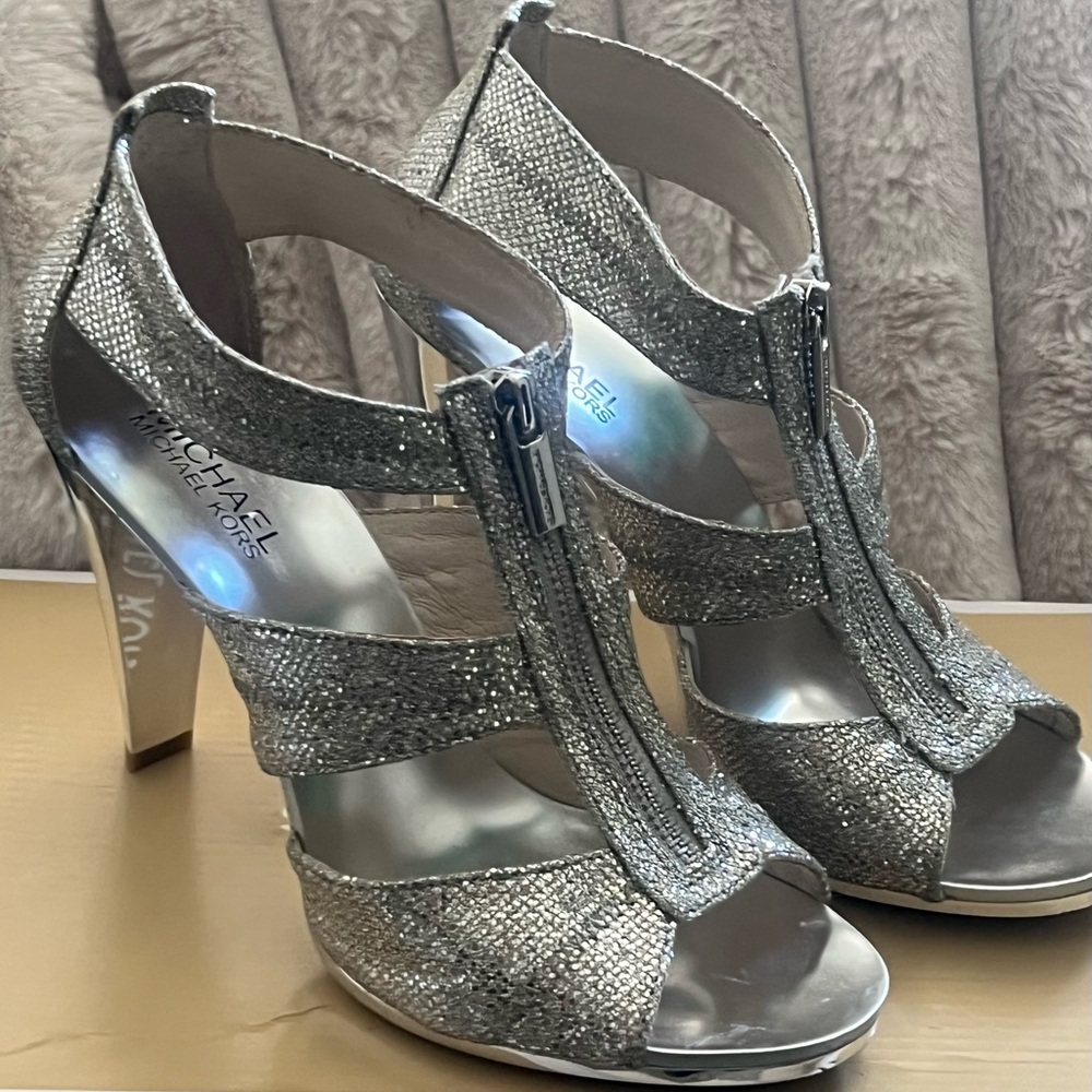 Brand New Michael Kors Berkley T Strap Silver Glitter Open Toe Heels Size 8.5